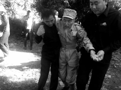 89歲老兵繆焜得知不能接到遺骸后嚎啕大哭。組織方供圖