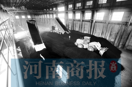 大量煤炭運往南區(qū)供熱站,為今冬供暖做準備 河南商報記者 鄧萬里/攝 大量煤炭運往南區(qū)供熱站,為今冬供暖做準備 河南商報記者 鄧萬里/攝