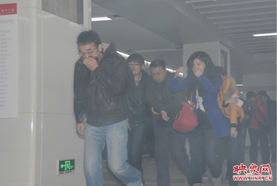 演習(xí)中，地鐵乘客從地鐵車廂中跑出。