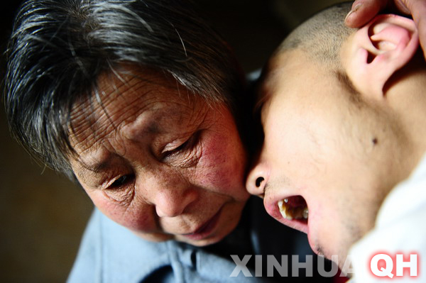 3月29日，母親邵秀景（左）同楊林在一起。