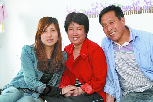 牛松玲（圖中）、郭新成夫妻和女兒