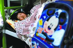 一名兒童昨晚在蘭考縣臨時救助站的房間入睡。新華社發(fā)