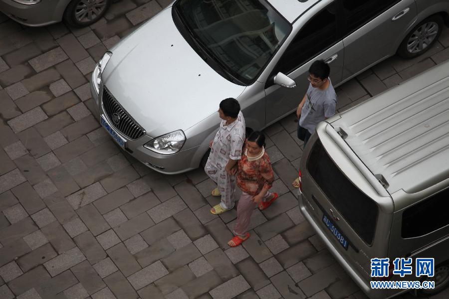 四川雅安發(fā)生7.0級地震 成都居民樓下避震