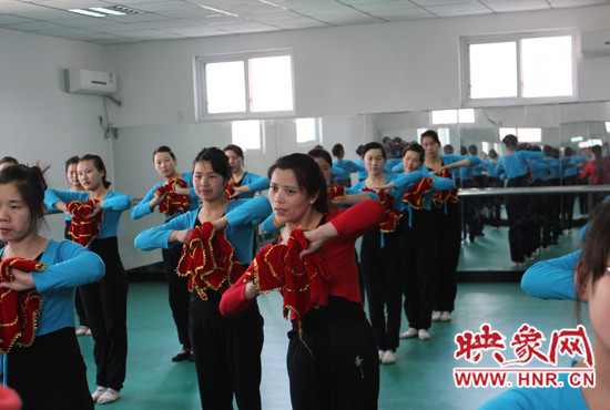 舞蹈室里，張巧英正在糾正學生的舞蹈動作