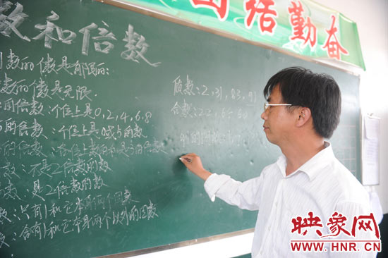 王格現(xiàn)在給5年紀(jì)的孩子們上課。