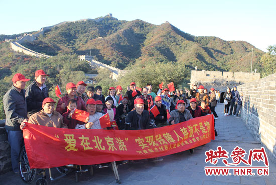 旅游對(duì)于殘疾人朋友來說比正常人要困難許多，2011年，劉小琴帶領(lǐng)殘障朋友登上了長(zhǎng)城。