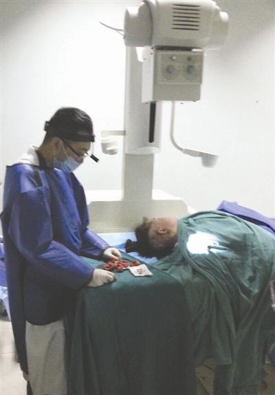 醫(yī)生在X射線(xiàn)下做手術(shù)