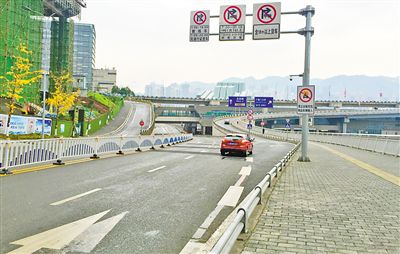 12月18日，本報記者駕車經(jīng)過江北嘴千廝門大橋匝道附近道路和財信廣場旁支路體驗時，收音機(jī)里能聽到神秘的路況提示音。本報記者