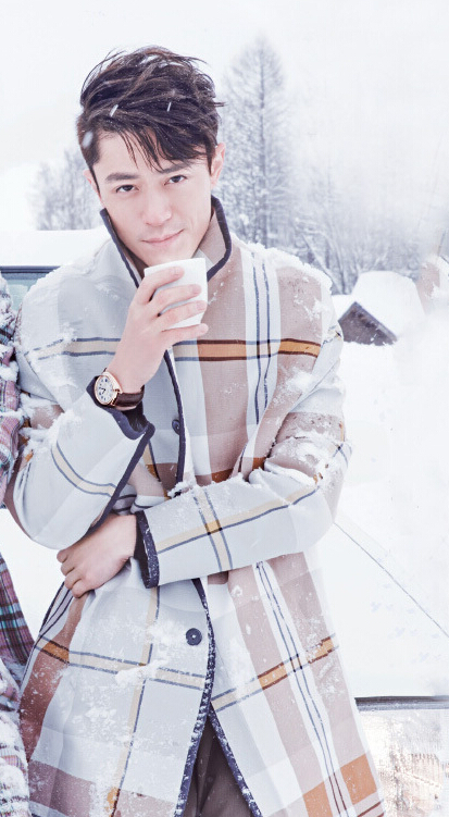 胡歌和霍建華為雜志拍攝了一組封面照，二人穿著同款風衣，在白雪中端著咖啡，恩愛“虐狗”