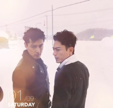 胡歌和霍建華為雜志拍攝了一組封面照，二人穿著同款風衣，在白雪中端著咖啡，恩愛“虐狗”