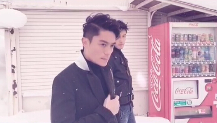 胡歌和霍建華為雜志拍攝了一組封面照，二人穿著同款風衣，在白雪中端著咖啡，恩愛“虐狗”