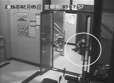 小區(qū)監(jiān)控視頻截圖，兩人一坐一跪竟聊了十多分鐘。