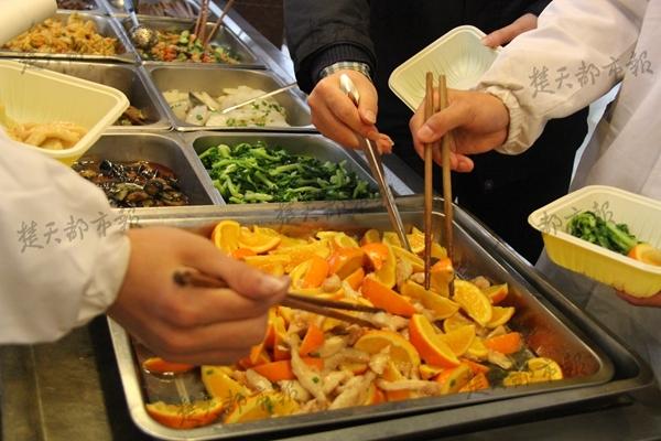 大學食堂現(xiàn)神級“黑暗料理”：橙子炒肉