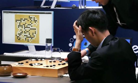 復盤階段李世石也在不停撓頭。