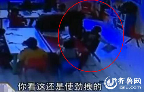 孩子上課時(shí)被老師拖拽。（紅圈中拿書者系孩子）