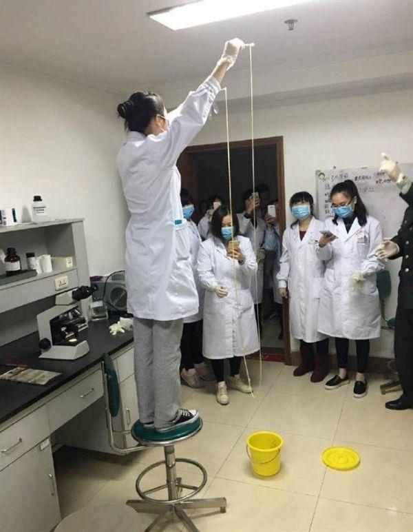 愛吃生肉惹的禍！男子體內(nèi)取出5米長寄生蟲(圖)