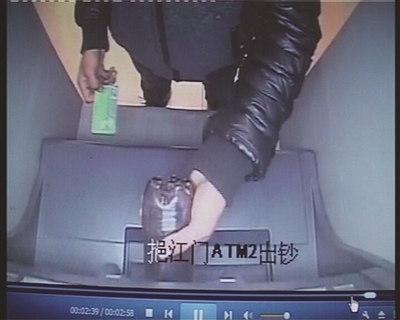 男子將可樂(lè)倒進(jìn)取款機(jī)。