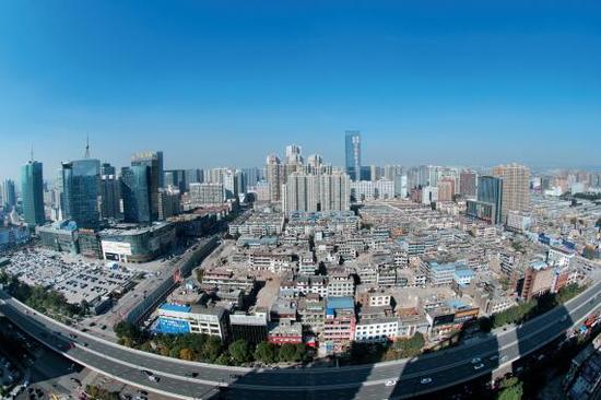 經(jīng)過4個多月的推進，親賢社區(qū)的拆遷工作進展緩慢，原定于2015年10月底完成的拆遷，在10月中旬時仍停留在對部分住戶進行插花式拆除。(拍攝：2015年10月16日)