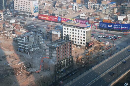 在“拆遷獎勵”等一系列政策的激勵下，親賢社區(qū)的改造步伐明顯加快。2015年12月初，親賢社區(qū)簽訂拆遷協(xié)議 374份，簽約率達90%，西北片區(qū)實現(xiàn)了拆遷大突破。(拍攝：2015年12月20日)