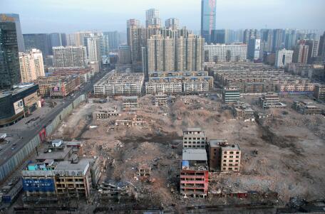 2016年元旦假期后的第一個工作日，記者從長風大街某高樓俯瞰正在拆遷中的親賢西北片區(qū)。經(jīng)過半年多推進，這一片區(qū)只留下十余處建筑等待拆除。(拍攝：2016年1月4日)