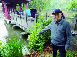 商老說，他就是在這兒把孩子拽上岸的