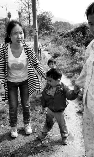 獲救小孩及其母親段曉霞。