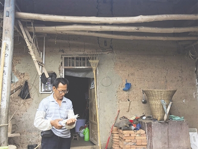 徐某父親說(shuō)起兒子偷渡的事情，有些難以開(kāi)口。