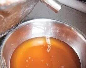 夫妻銷售廢棄烤鴨油給商販油炸鳳尾魚 買賣雙方均獲刑