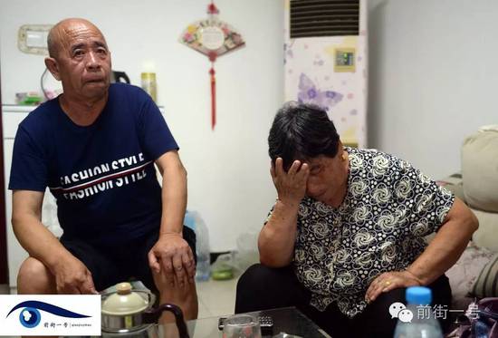 李亞榮的公婆談及李亞榮時淚流不止。