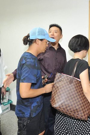 新京報快訊(記者劉洋)今天上午9時許，王寶強在律師張起淮的陪同下到北京朝陽法院，起訴離婚并交納訴訟費。王寶強方預估財產總額至少在1個億，法院遂按照1億元暫計財產價值，依據《訴訟費交納辦法》收取了訴訟費24.9575萬元。