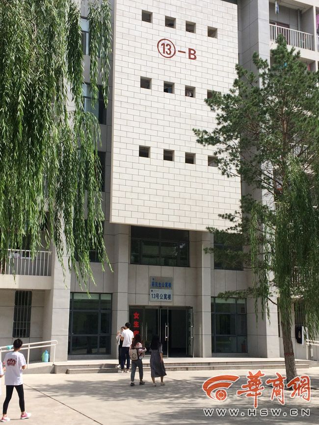 8月30日，榆林學院有學生發(fā)微博對女生宿舍樓住進男生提出質(zhì)疑。9月3日，學校宣傳部門回應，女生宿舍樓里確實住著3名男研究生，但該樓的格局是套間，跟單元房一樣是獨立的，大學應有包容的精神。