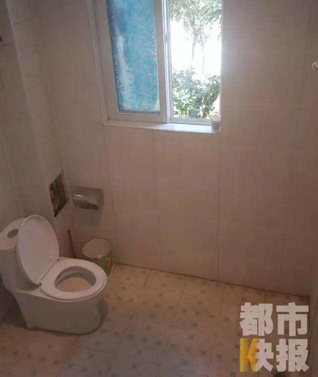 西安市戶縣草堂鎮(zhèn)的李家?guī)r村，有多戶人家經(jīng)營(yíng)著農(nóng)家樂(lè)，但昨晚發(fā)生的這件事情打破了這里的寧?kù)o。村民：“縣上的、鎮(zhèn)上的警察，還有村干部好多人在那兒，說(shuō)是女的在衛(wèi)生間生產(chǎn)，把娃從窗子扔下來(lái)。”農(nóng)家樂(lè)員工：“(聽說(shuō))直接從二樓扔下來(lái)了，呀，太殘忍了?！弊蛲淼氖?，很多人今早才聽說(shuō)，震驚之余更感到惋惜。記者今天在高冠西五巷口找到了大家所說(shuō)的農(nóng)家樂(lè)，一夜過(guò)去了，作為和那名女顧客有過(guò)交集的老板娘，心情仍然很沉重。