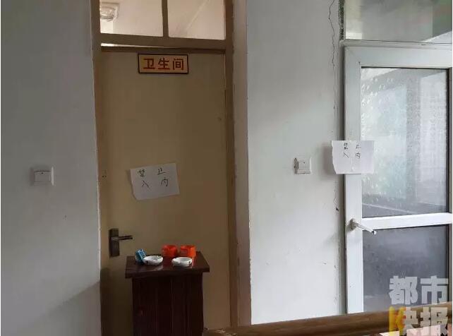 當(dāng)馮女士走出大門，繞到院子的側(cè)面時(shí)，衛(wèi)生間窗戶下方草叢中的一幕，讓她驚出了一身冷汗。農(nóng)家樂(lè)老板娘馮女士：“就是孩子，旁邊帶著胎盤?！弊蛲硎稽c(diǎn)半事發(fā)后，馮女士報(bào)了警，很不幸，男嬰已經(jīng)死亡。涉及的兩個(gè)房間，暫時(shí)被封鎖，里面已經(jīng)清理干凈。隨后記者也從轄區(qū)草堂派出所了解到，這兩男一女三人是朋友關(guān)系，女子的年齡大概是二十二三歲。該女子事發(fā)后被送往醫(yī)院，同行的兩名男子當(dāng)時(shí)被警方帶去派出所接受了筆錄調(diào)查后，已經(jīng)離開了派出所。