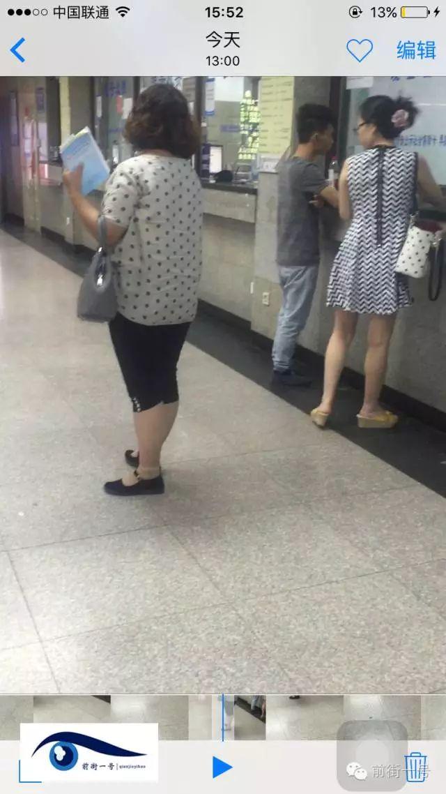 該女子在大廳內(nèi)徘徊發(fā)現(xiàn)女患者便主動上前搭訕。