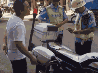 廣西梧州一男子騎車違法加裝遮陽傘，辱罵腳踹執(zhí)法交警被拘