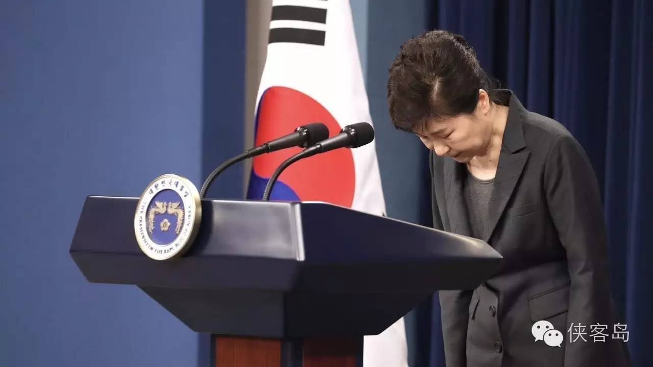 “任憑風(fēng)吹浪打，我自巋然不動”，樸槿惠對于這句詩應(yīng)該是心有戚戚焉。