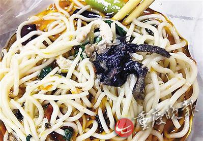 照片顯示，酸菜肉絲面有疑似老鼠腿物體。(圖片來(lái)自網(wǎng)絡(luò))
