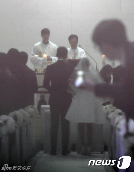 金泰?；槎Y照曝光 穿短裙手挽Rain做彌撒