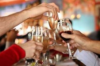 男子拼酒憋爆食管 你還敢這樣喝酒嗎？(組圖)