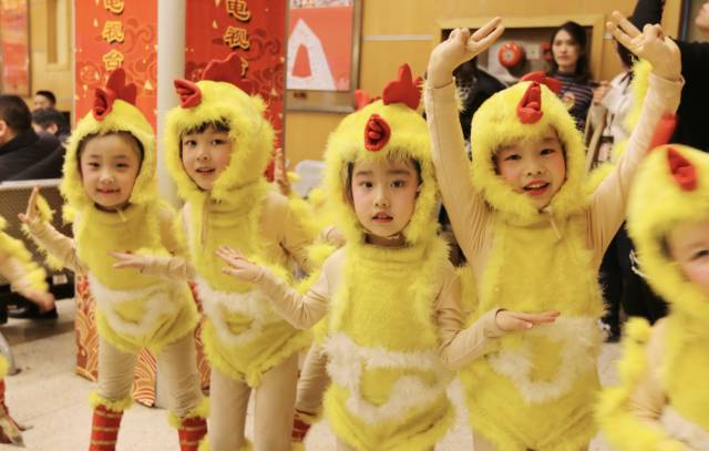 央視春晚開場(chǎng) 歡樂頌“五美”搭檔TFBOYS