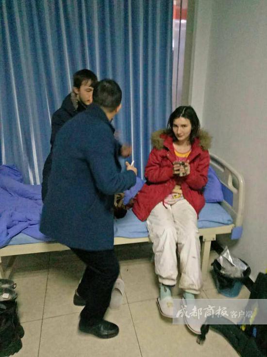 王利鑫說，醫(yī)院工作人員考慮到他們遠道而來，于是給他們倒上熱水，并試圖打手勢交流。但費了好大勁，也沒辦法搞明白對方的情況，只好向社區(qū)民警求助。翠屏區(qū)西城派出所兩位民警迅速趕到，但雙方仍然語言不通，無法交流。民警見兩名年輕人并無惡意，只好離開了。折騰到晚上10點左右，還是沒辦法溝通。而醫(yī)院作為醫(yī)療機構，又不能留宿不明來歷的外國人。王利鑫只好帶著懂英語的女婿趕到，交流得知對方是一對來自俄羅斯的小夫妻?！八麄冋f到中國‘窮游’，打算從成都到昆明，結果坐順風車來到了宜賓，卻沒錢住賓館。”王利鑫告訴成都商報客戶端記者，兩個年輕人不懂漢語，正好看到中山醫(yī)院標識，就闖進來打算求宿一晚。