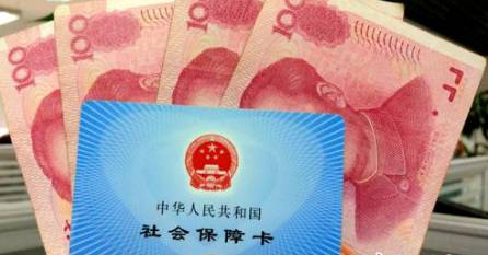 從今年1月1日開始，原有的失業(yè)保險費率是1.5%的有22個省份，包括新疆生產(chǎn)建設(shè)兵團，可以在確保失業(yè)保險金按時足額發(fā)放、穩(wěn)崗補貼順利實施的基礎(chǔ)上，可以降低0.5個百分點。個人的費率不超過單位的費率。