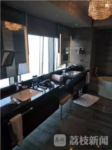 何女士表示無意中看到淋浴間外側(cè)的玻璃映射出幾個人影。