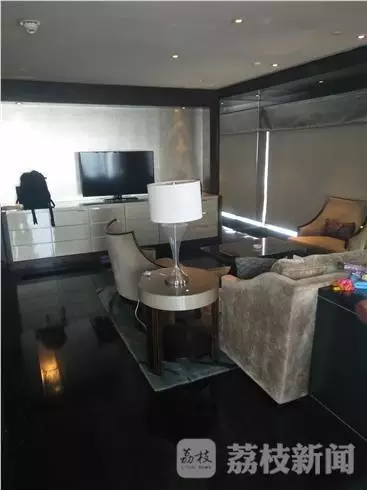 何女士稱當時自己正在換衣服，順眼看了一下窗外，就看到了幾個人影，其中一個人拿著手機，三個男的朝這邊望。何女士表示，剛開始還以為是出現(xiàn)了幻覺，后來發(fā)現(xiàn)，玻璃中的映射人影就是隔壁房間的住客。