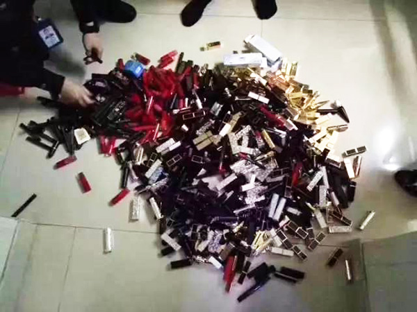 民警搜查出來的口紅。