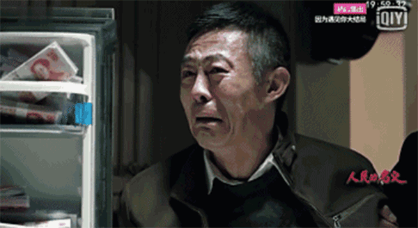 查案人員搜出的2.3億現(xiàn)金，從銀行運(yùn)來(lái)十二臺(tái)點(diǎn)鈔機(jī)，竟然燒壞了六臺(tái)。