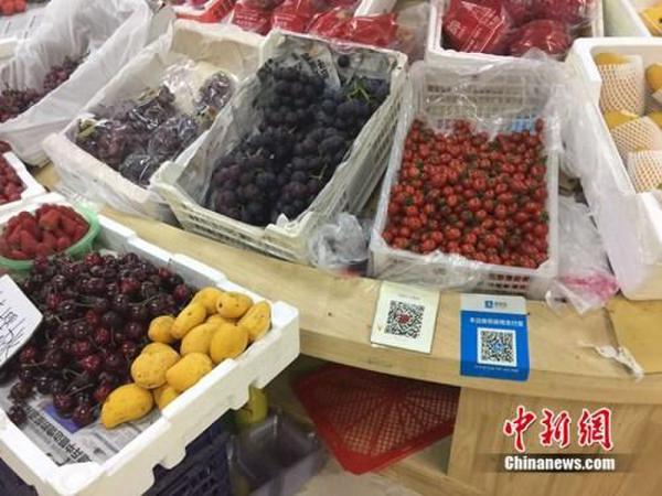 某水果攤，收款二維碼貼在顯眼位置。中新網(wǎng) 吳濤 攝