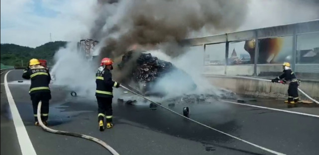 一車貨燒光 司機才知道車?yán)镉?00個滅火器 一車貨燒光 司機才知道車?yán)镉?00個滅火器