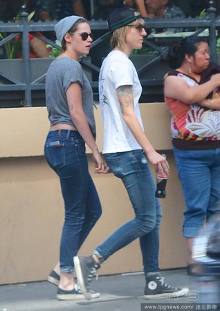 曝暮光女夜宿舊愛家 背著女友密會前助理 曝暮光女夜宿舊愛家 背著女友密會前助理