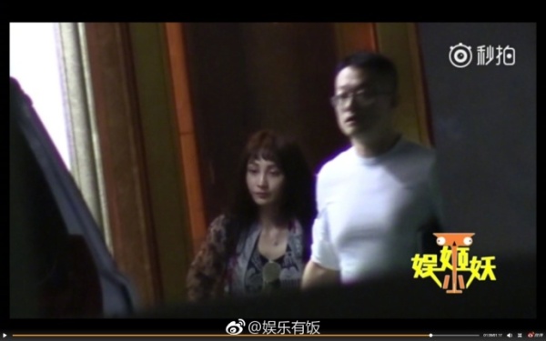 姚笛兩個(gè)字承認(rèn)戀情 收大捧鮮花笑容燦爛